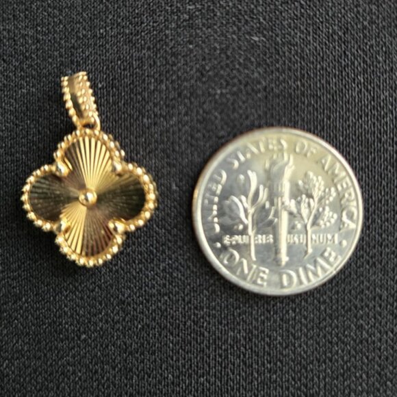 Gold clover design pendant - Picture 8 of 13